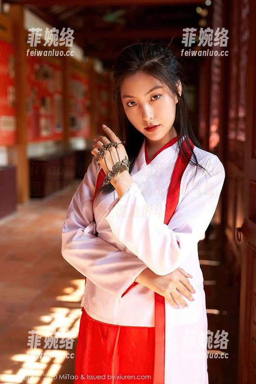 MiiTao蜜桃社-伊素妍 MiiTao蜜桃社 - 每次翻开伊素妍的原图,图集里似乎都有个“秘密”的气息,像是舞会上的隐形斗篷。