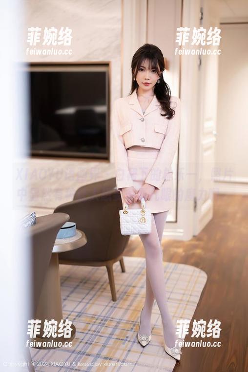 XIAOYU语画界 - 白裙下的林乐一，照片中显然有种让人想要多看几眼的魔力啊。