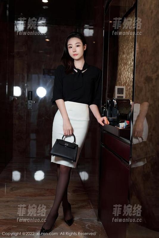 Xiuren秀人网 - 伊小七MoMo穿着水手服，写真集中的蓝色呼唤