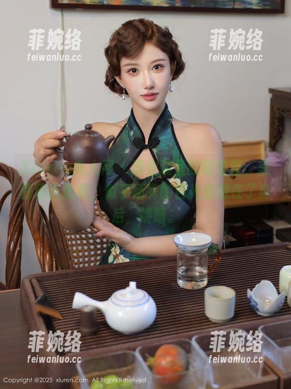 Xiuren秀人网 - 职业装里的陆萱萱，美图精选播放，似乎所有的目光都躲在了身后，嘻嘻。