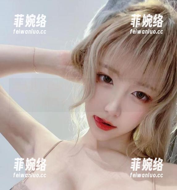 这张照片好像在说：cos金发芭比，其实只是啾小妍Deer吃了薯片！