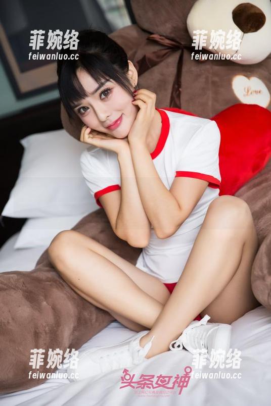 头条女神-松果儿 头条女神 - 松果儿的私拍作品:穿上职业装,走起路来都有风