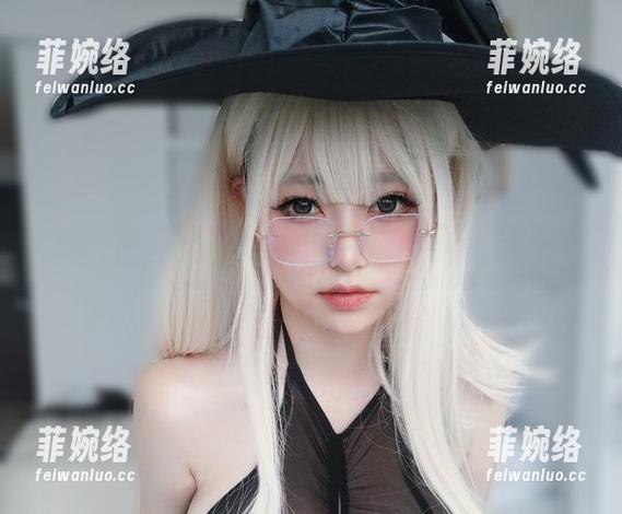女主K 看!女主K的浴缸私拍,水面的波光都透着俏皮