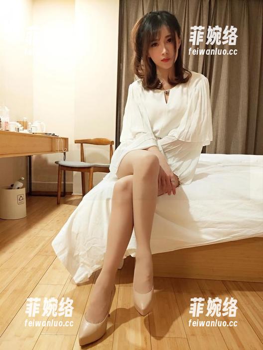 小女巫露娜个人秀：在天台上优雅打滚的美图精选，完美展示了她的多重人格。