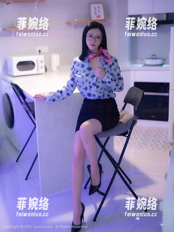 秀人网-露露小喵 秀人网 - 黑丝加上露露小喵,这私房图片的错位感太迷了啊