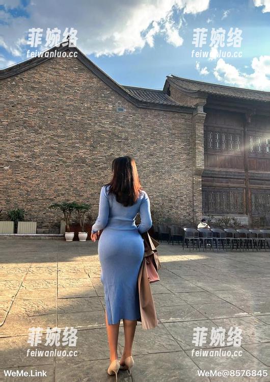 童小芯 微密圈 - 童小芯的吊带黑丝,宜自拍也宜思考的套图