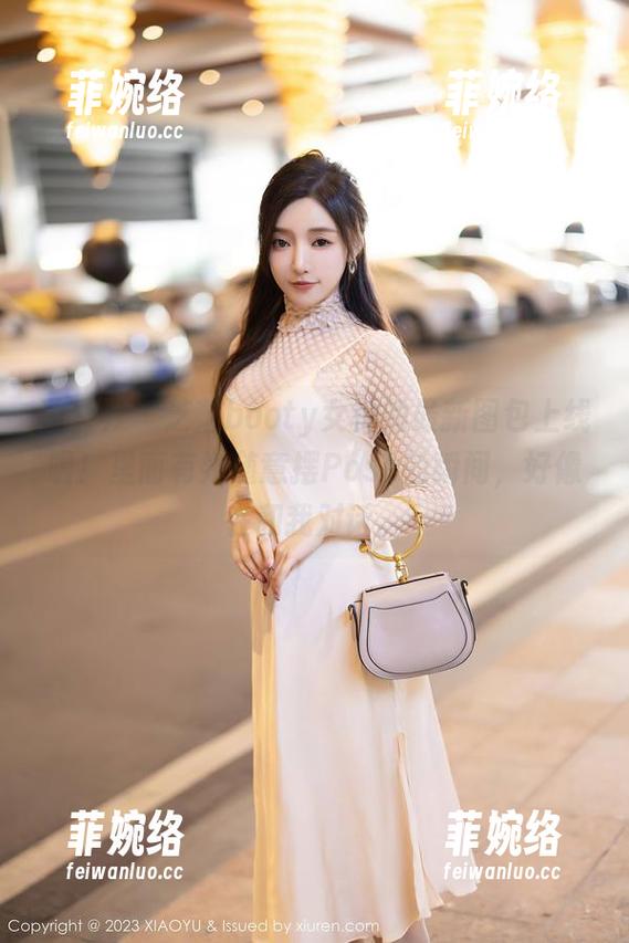 语画界 - 芝芝booty女神的最新图包上线啦！里面有她随意摆Pose的瞬间，好像在和我对话。
