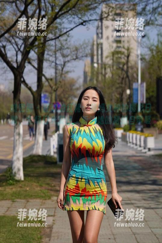 辣妈女神 微密圈 - 狂欢的红裙:辣妈女神的摄影日常,全场目光聚焦,听说她的裙摆自带吸引力?