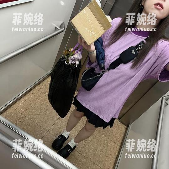 闪月半 闪月半最新毛衣。嗯?也许是穿错了?