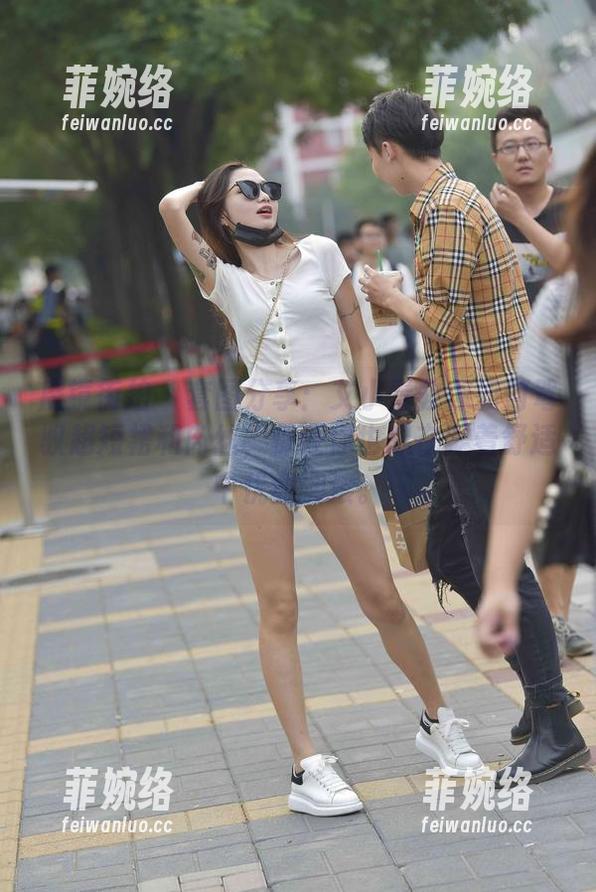 魔镜街拍-艾小青 魔镜街拍 - 套图分享:艾小青教你如何驾驭超短裙和肉丝,保证你也想在穿着舒适中优雅翻滚。